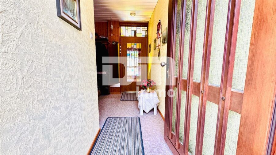 Modernisierte DHH mit Doppelgarage und 2x Carport in Traumlage inkl. Bachlauf - EG Windfang / Zugang vom Innenhof